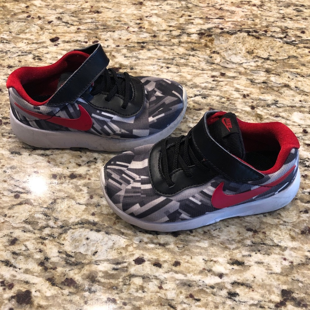 Nike toddler boys size 9 sneakers
